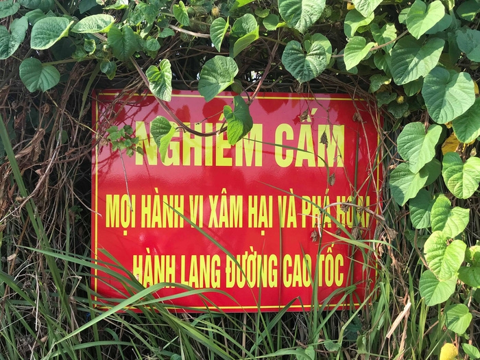 Hàng rào an toàn cao tốc TP Hồ Chí Minh - Trung Lương bị phá hoại hang rao an toan cao toc tp ho chi minh trung luong bi pha hoai