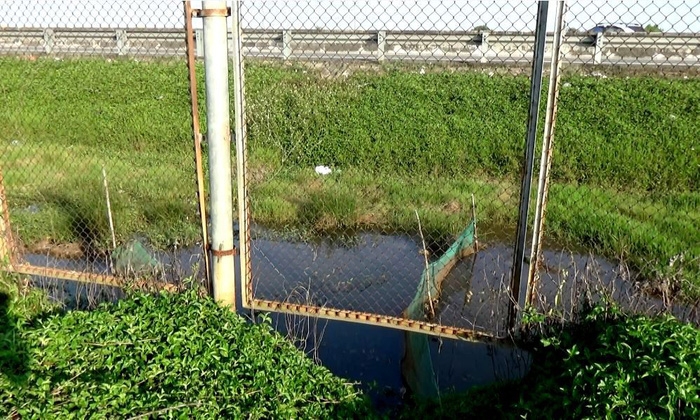 Hàng rào an toàn cao tốc TP Hồ Chí Minh - Trung Lương bị phá hoại hang rao an toan cao toc tp ho chi minh trung luong bi pha hoai