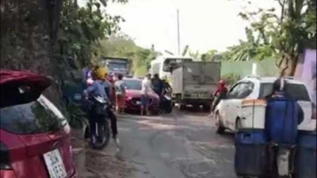 Xe tải gây tai nạn tông vào công an đến giải quyết vụ việc