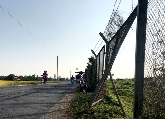 hang rao an toan cao toc tp ho chi minh trung luong bi pha hoai
