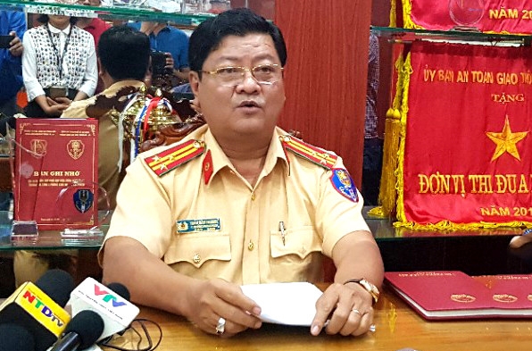 Việt kiều bị giữ giấy phép lái xe ở Sài Gòn: Bằng quốc tế vẫn chưa đủ viet kieu bi giu giay phep lai xe o sai gon bang quoc te van chua du