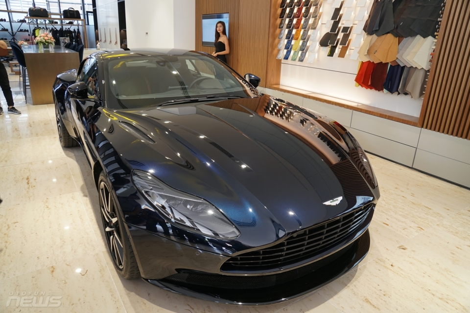 Thương hiệu xe Aston Martin chính thức đặt chân tới Việt Nam showroom dau tien cua aston martin tai viet nam di vao hoat dong