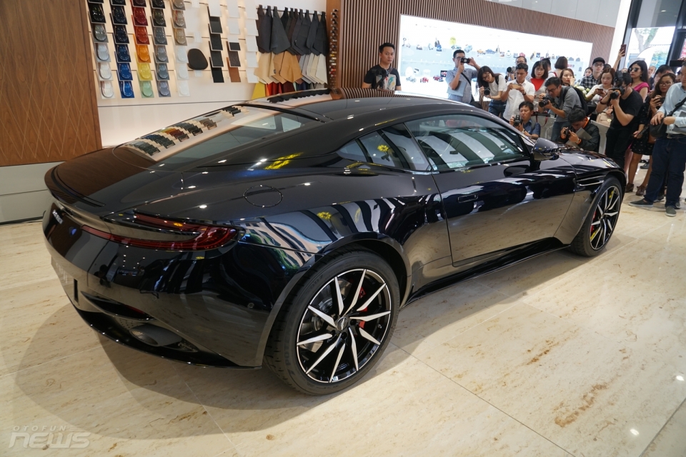 Thương hiệu xe Aston Martin chính thức đặt chân tới Việt Nam showroom dau tien cua aston martin tai viet nam di vao hoat dong
