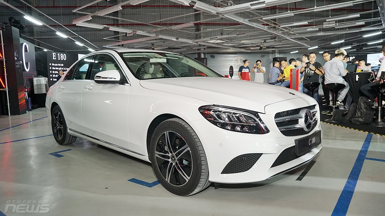 Mercedes-Benz Việt Nam ra mắt hàng loạt mẫu xe mới mercedes benz viet nam ra mat hang loat mau xe moi