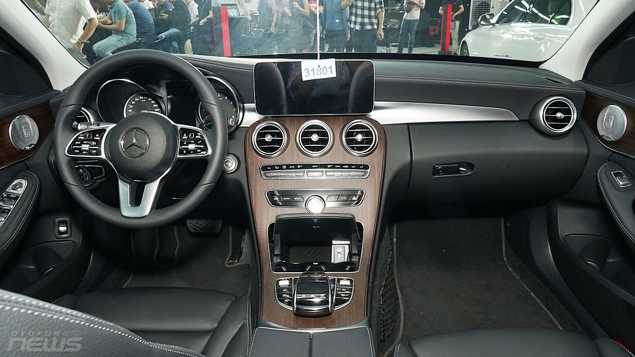 Mercedes-Benz Việt Nam ra mắt hàng loạt mẫu xe mới mercedes benz viet nam ra mat hang loat mau xe moi