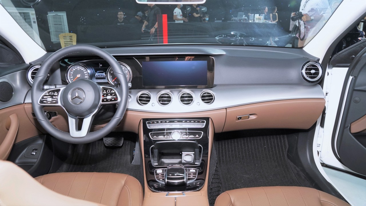 Cận cảnh Mercedes-Benz E180 giá 'mềm' giá từ 2.05 tỷ đồng can canh mercedes benz e180 gia mem gia tu 205 ty dong