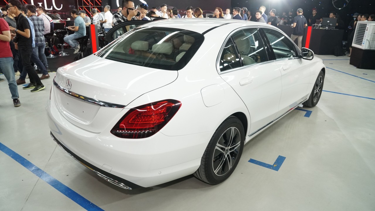 Cận cảnh Mercedes-Benz E180 giá 'mềm' giá từ 2.05 tỷ đồng can canh mercedes benz e180 gia mem gia tu 205 ty dong