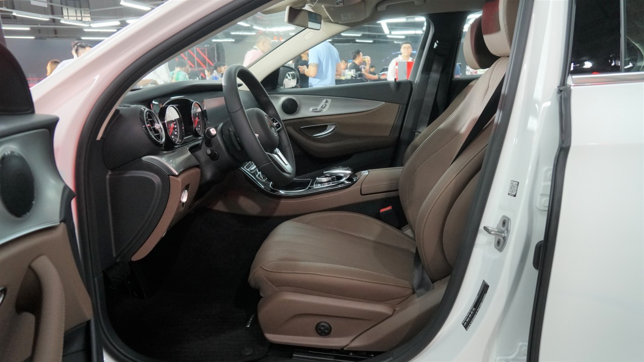Cận cảnh Mercedes-Benz E180 giá 'mềm' giá từ 2.05 tỷ đồng can canh mercedes benz e180 gia mem gia tu 205 ty dong