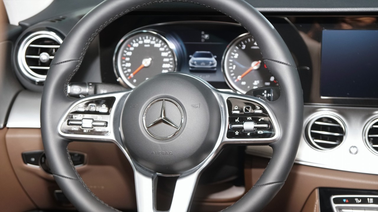 Cận cảnh Mercedes-Benz E180 giá 'mềm' giá từ 2.05 tỷ đồng can canh mercedes benz e180 gia mem gia tu 205 ty dong