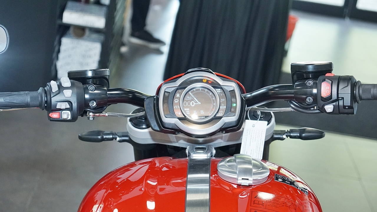 Triumph Rocket 3 có mặt tại Việt Nam với giá 869 triệu đồng triumph rocket 3 co mat tai viet nam voi gia 869 trieu dong