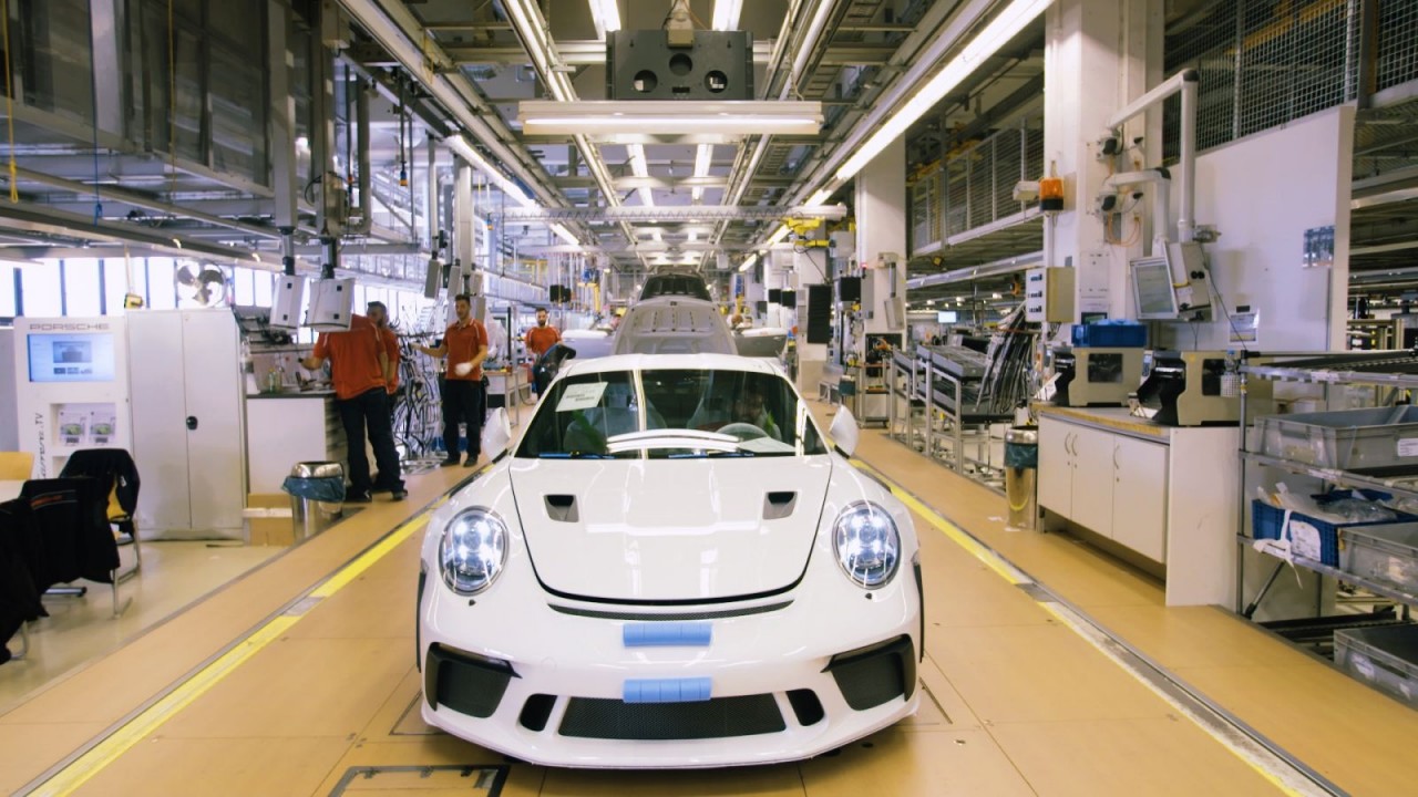 porsche dong cua nha may va yeu cau nhan vien khong di chuyen do covid 19