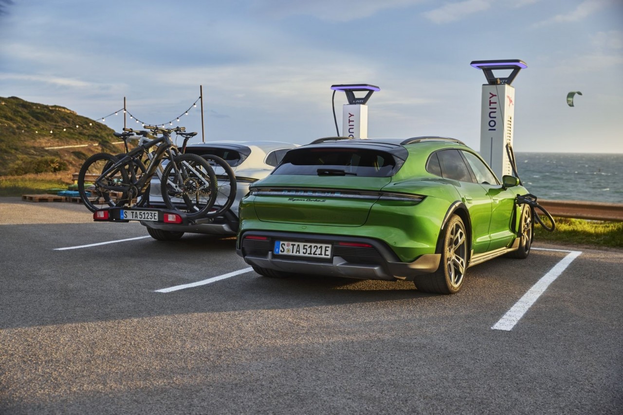 Porsche Taycan Cross Turismo ra mắt, với giá từ 93.635 Euro Porsche Taycan Cross Turismo ra mắt, với giá từ 93.635 Euro