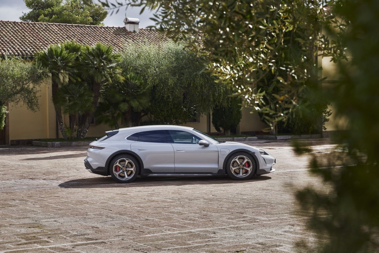 Porsche Taycan Cross Turismo ra mắt, với giá từ 93.635 Euro Porsche Taycan Cross Turismo ra mắt, với giá từ 93.635 Euro
