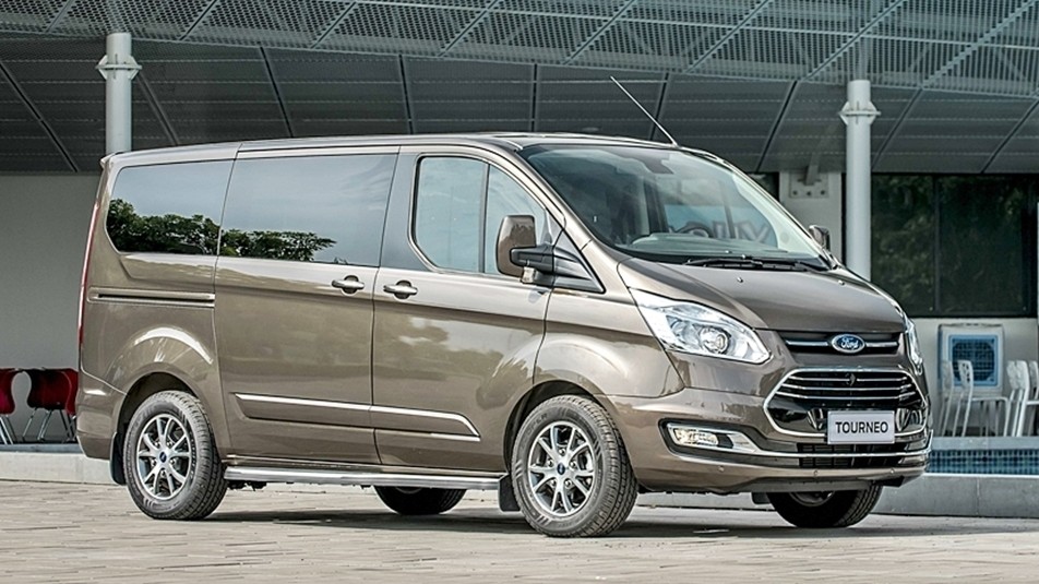 Ford Tourneo dừng bán, đại lý đua nhau xả hàng, giảm giá cả trăm triệu