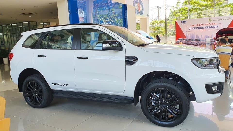 Ford Everest Sport 2021 về đến đại lý