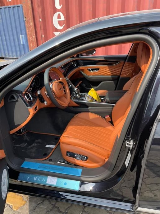 Đại gia Lan đột biến tậu thêm Bentley Flying Spur First Edition Đại gia Lan đột biến tậu thêm Bentley Flying Spur First Edition