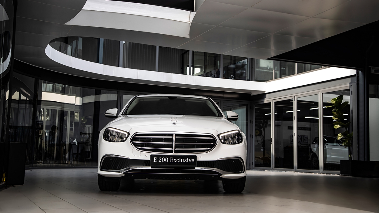 Mercedes-Benz E-Class phiên bản nâng cấp có giá 2,31 tỷ đồng Mercedes-Benz E-Class phiên bản nâng cấp có giá 2,31 tỷ đồng