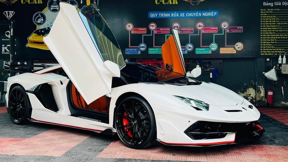 Lamborghini Aventador Roadster độ thành SVJ đầu tiên tại Việt Nam
