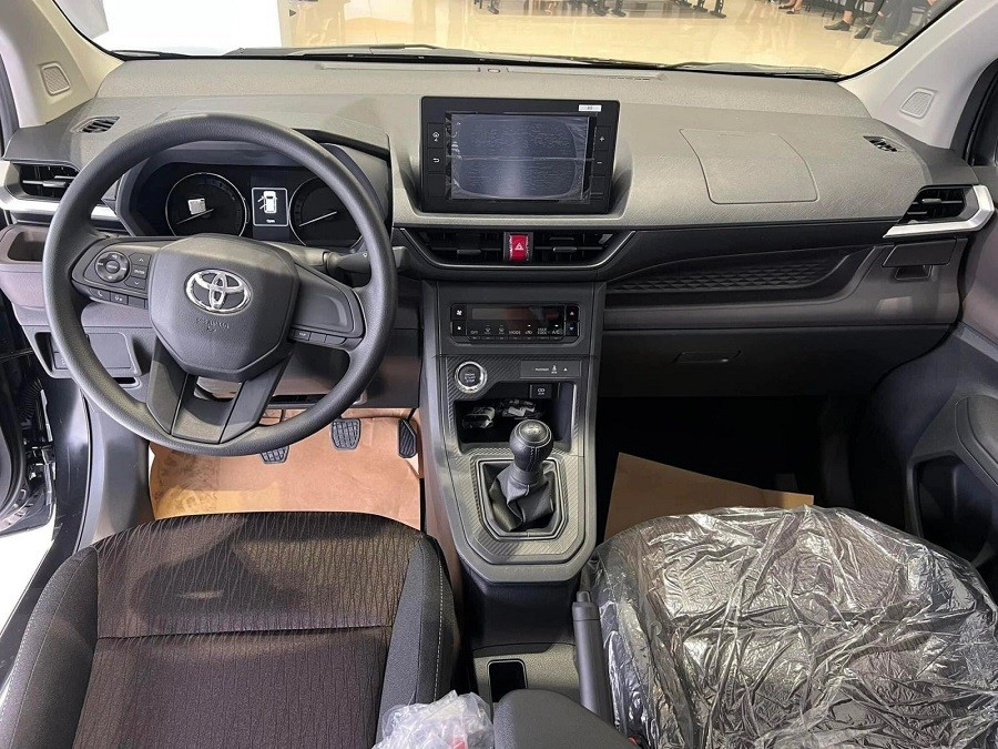 Cận cảnh Toyota Avanza Premio phiên bản MT Cận cảnh Toyota Avanza Premio phiên bản MT