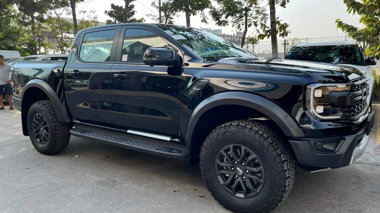 Ford Ranger Raptor 2023 tại Việt Nam trang bị ít "đồ chơi" hơn Thái Lan