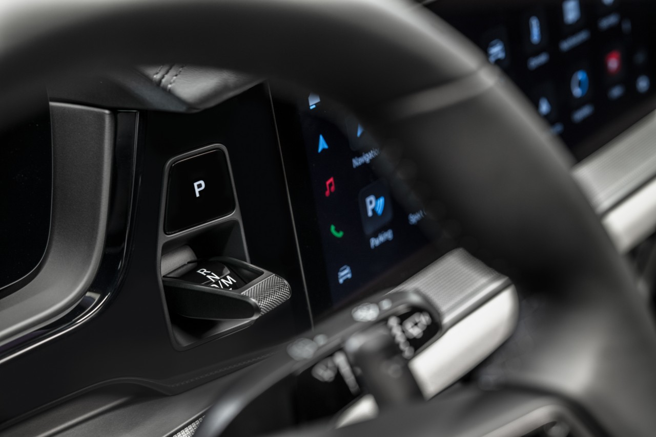 Porsche tung ảnh nội thất Cayenne 2024 với vị trí cần số lạ mắt