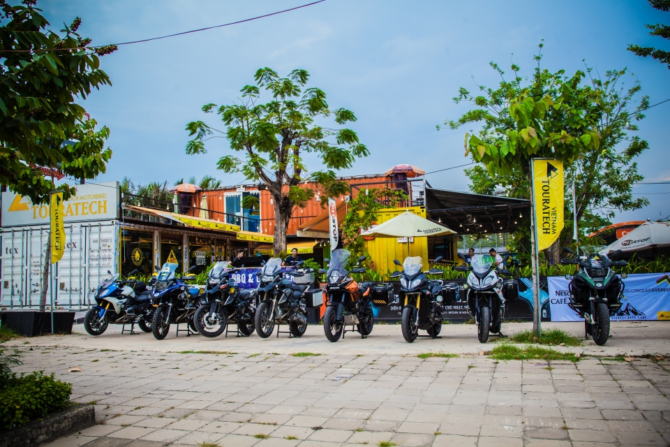 doan xe mo to dau tien cua viet nam chinh phuc tay tang