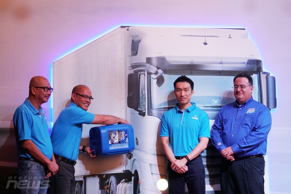 Caltex Delo 400 MGX: Thay nhớt một lần đi được 80.000km caltex delo 400 mgx thay nhot mot lan di duoc 80000km