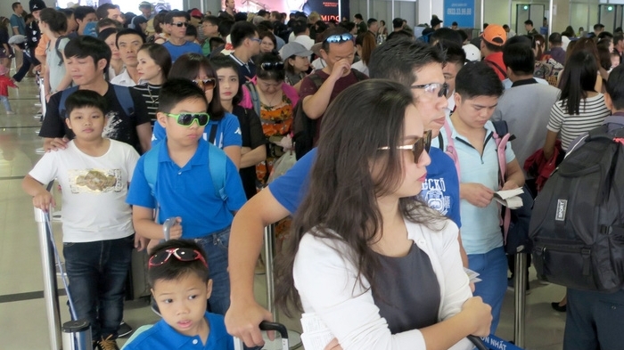 Hàng không đồng loạt tăng phí từ hôm nay 1/4