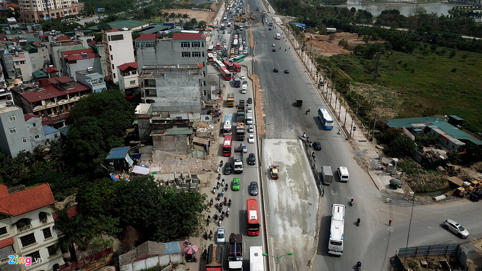 oto xep hang dai 1 km tren duong tu noi bai vao noi do