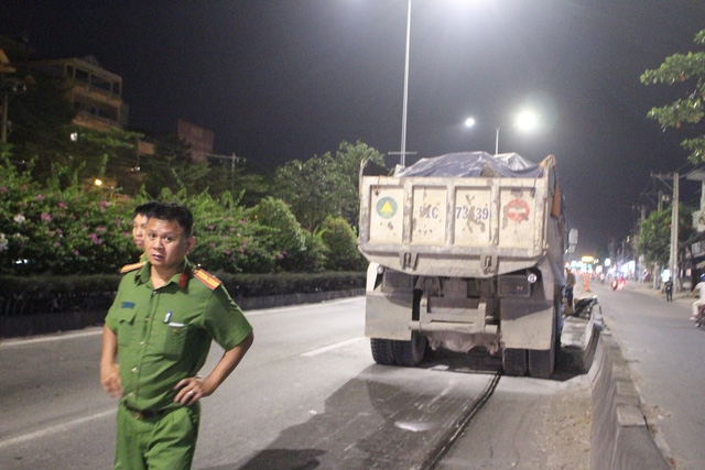 Xe máy bị xe ben cuốn vô gầm bốc cháy, hai người nguy kịch xe may bi xe ben cuon vo gam boc chay hai nguoi nguy kich