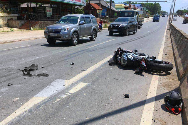 va cham voi xe tai tay choi moto phan khoi lon thiet mang