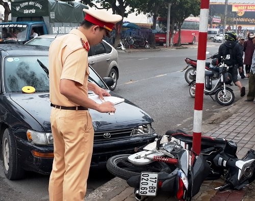 Hai ôtô đuổi nhau giữa phố, đâm bị thương người đi xe máy hai oto duo i nhau giu a pho dam bi thuong nguoi di xe may