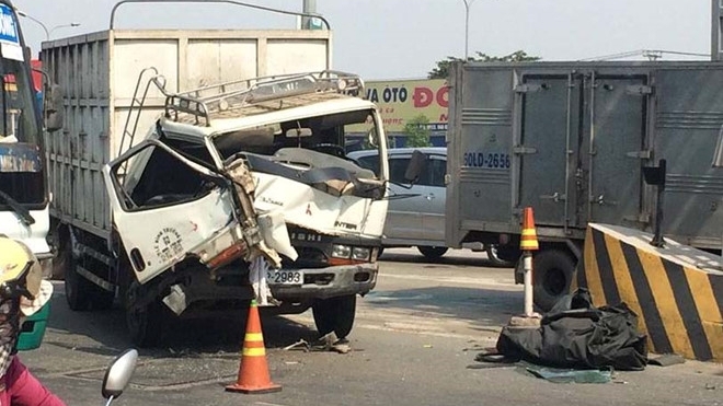 Ôtô đâm liên hoàn ở trạm BOT, nhân viên thu phí chạy tán loạn