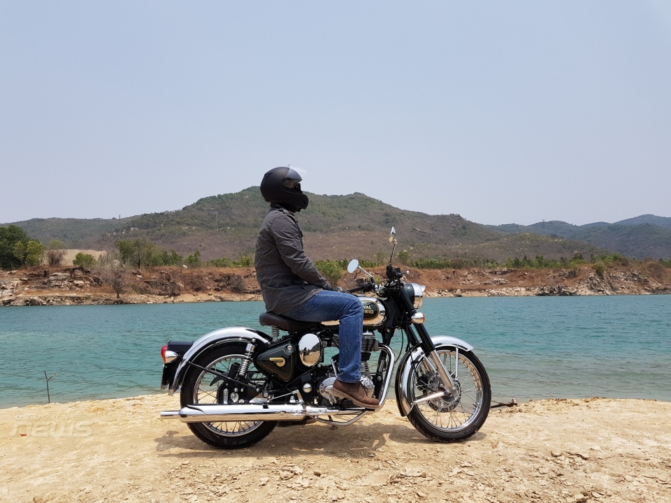 royal enfield classic 500 kieu dang co dien dam chat nha binh