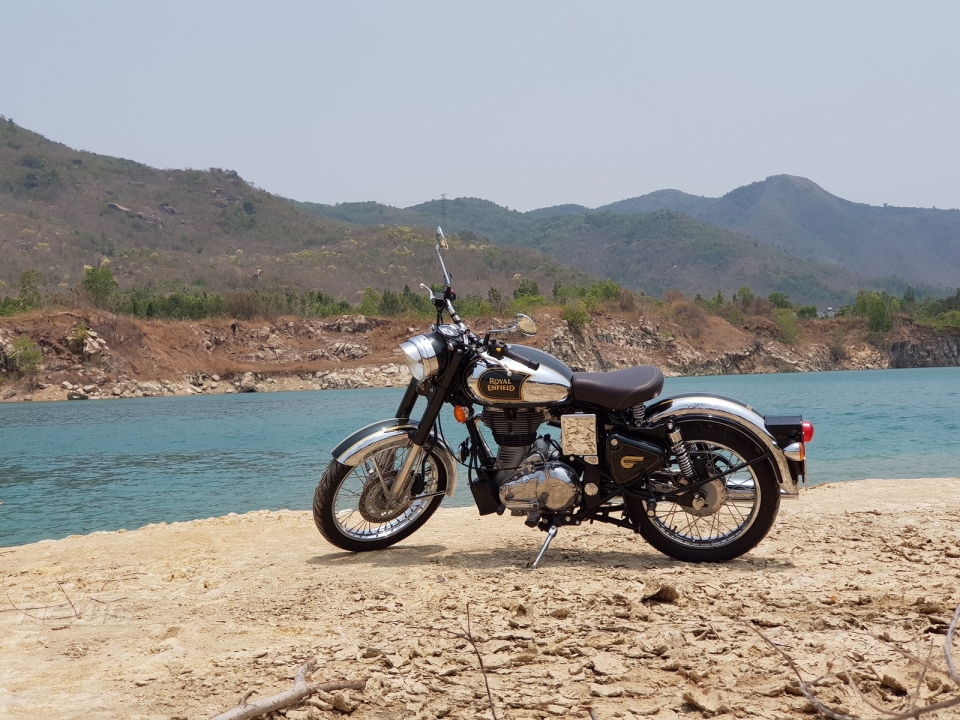 royal enfield classic 500 kieu dang co dien dam chat nha binh