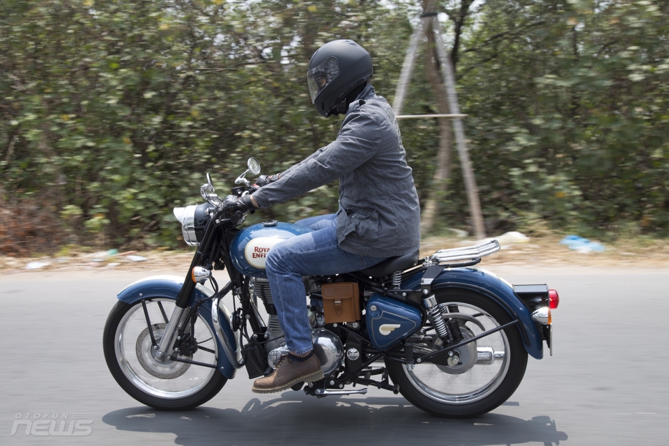 royal enfield classic 500 kieu dang co dien dam chat nha binh