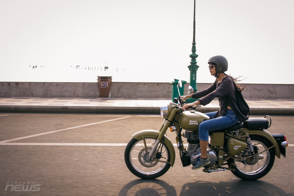 royal enfield classic 500 kieu dang co dien dam chat nha binh