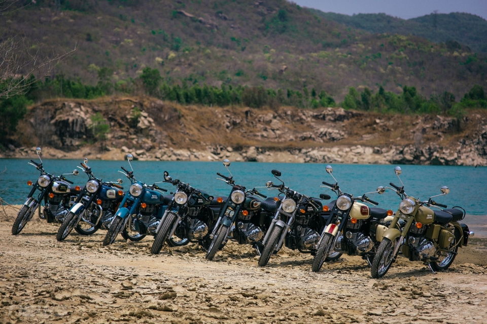 royal enfield classic 500 kieu dang co dien dam chat nha binh