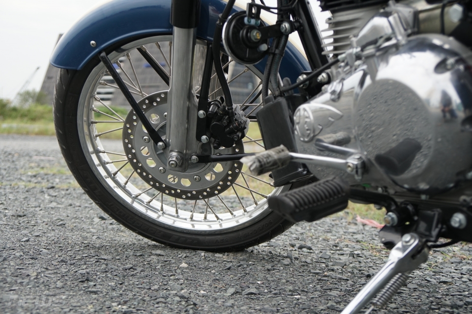 royal enfield classic 500 kieu dang co dien dam chat nha binh