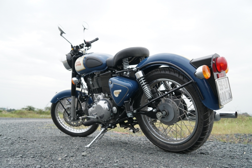 royal enfield classic 500 kieu dang co dien dam chat nha binh