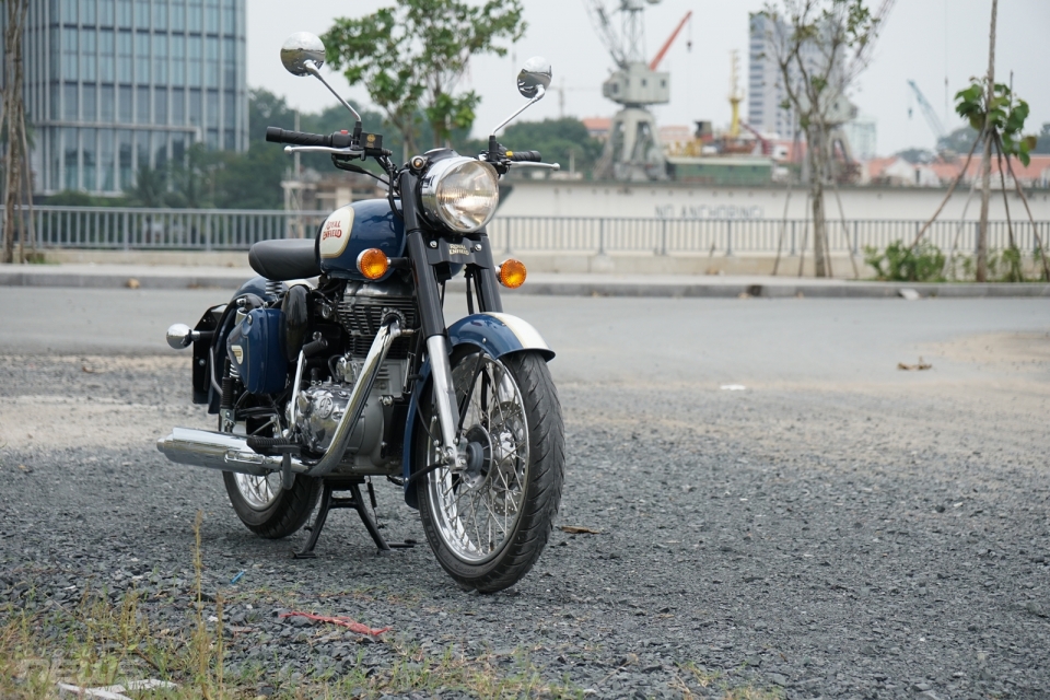 royal enfield classic 500 kieu dang co dien dam chat nha binh