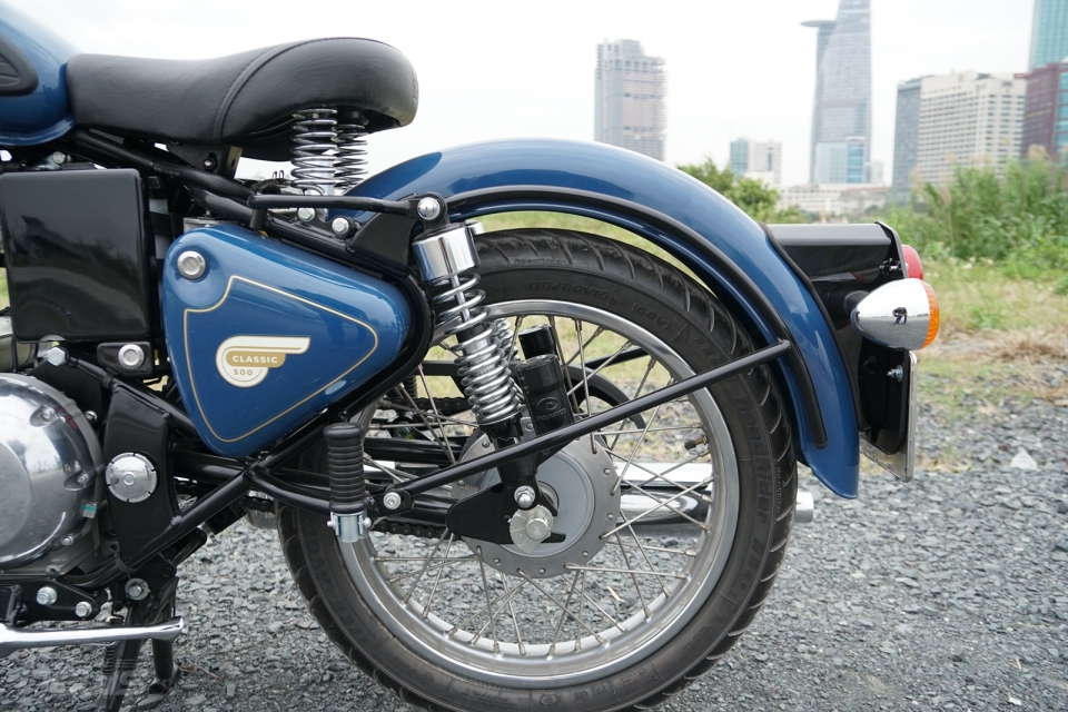 royal enfield classic 500 kieu dang co dien dam chat nha binh