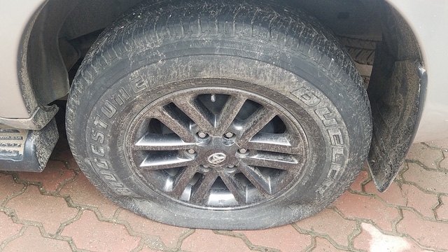 gan 40 o to o khu chung cu ha noi bi choc thung lop trong dem