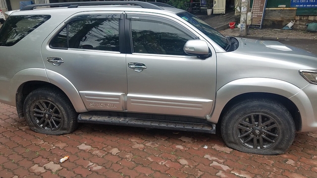 gan 40 o to o khu chung cu ha noi bi choc thung lop trong dem