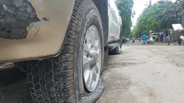 gan 40 o to o khu chung cu ha noi bi choc thung lop trong dem