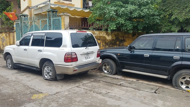 gan 40 o to o khu chung cu ha noi bi choc thung lop trong dem