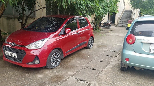 gan 40 o to o khu chung cu ha noi bi choc thung lop trong dem