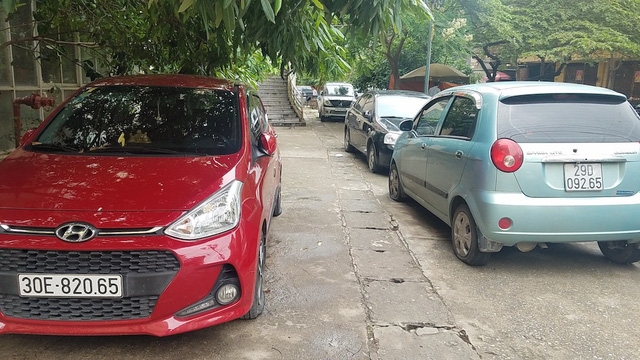 gan 40 o to o khu chung cu ha noi bi choc thung lop trong dem