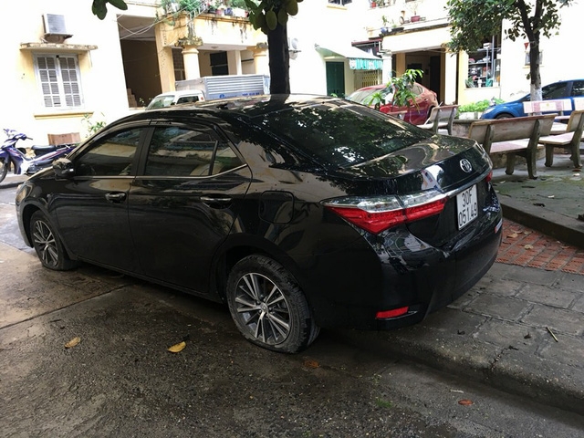 gan 40 o to o khu chung cu ha noi bi choc thung lop trong dem
