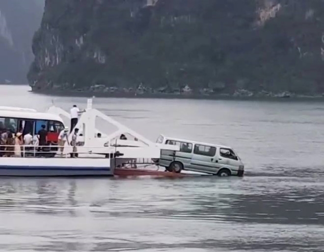 Phà rời bến, một ôtô suýt rơi xuống biển pha roi ben mot oto suyt roi xuong bien